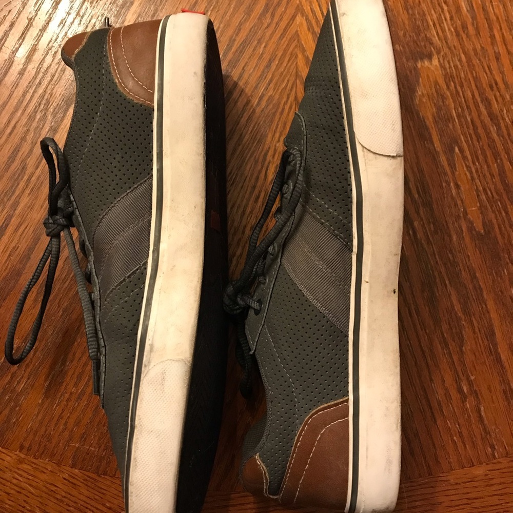 Comfortable Classic Levi’s Grey Lace Up Sneakers! - Picture 3 of 16